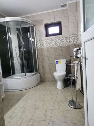 Гостевой дом Pensiunea Memy Буштени Семейный номер-3