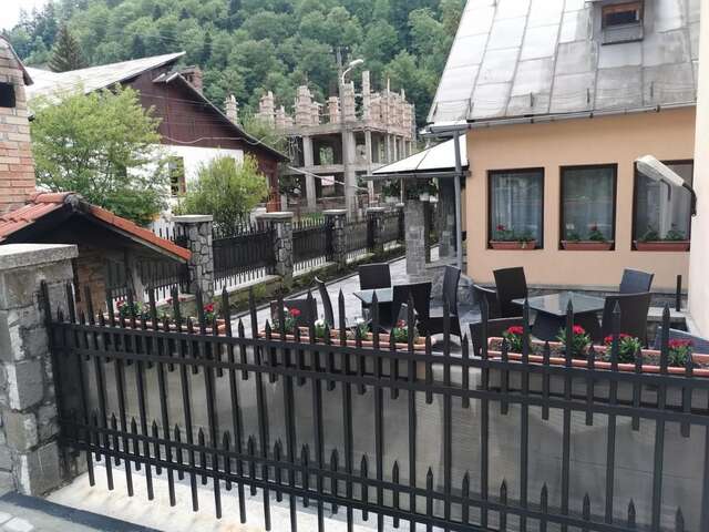 Гостевой дом Pensiunea Memy Буштени-8